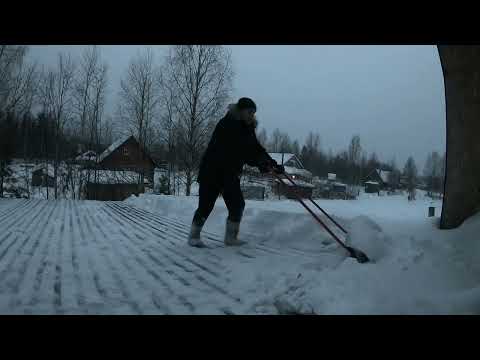 Видео: УБИРАЮ СНЕГ С КРЫШИ ГАРАЖА