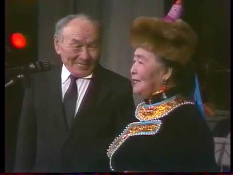 Видео: Максим Монгужукович и Кара Кыс Номзатовна Мунзук - Доярка и комбайнер