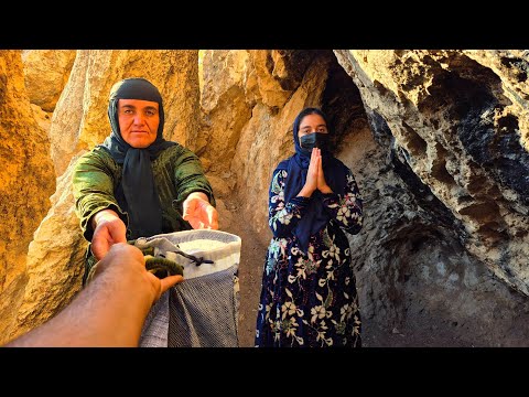 Видео: Моя помощь истощенным бездомным матери и дочери