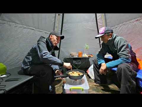 Видео: Рыбачим и ночуем в палатке на красивой реке осенью. Рыбалка на самоловки и спиннинг.