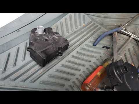 Видео: Как снять и заменить привод двери GMC Jimmy Blend 1998 года