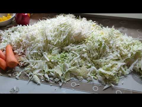 Видео: Солнечный день! Капуста на зиму, простой способ засолки! Урожай яблок!