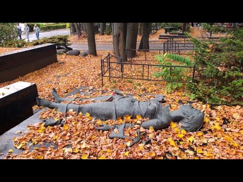 Видео: Удивительные , странные, необычные и просто красивые памятники на могилах Троекуровского кладбища.