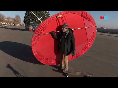 Видео: Лежишь и едешь: волгоградец изобрел круглый парус для катания на роликах