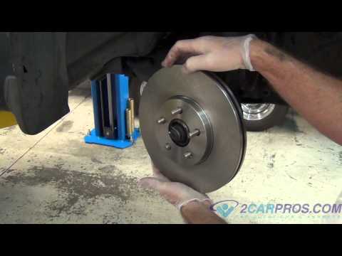 Видео: Замена передних тормозных колодок и ротора Chrysler PT Cruiser