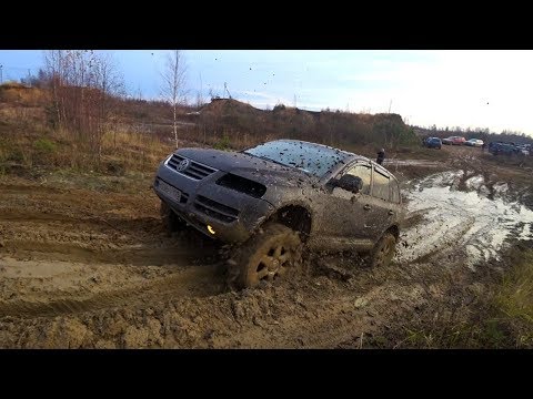 Видео: Кто лучше валит в грязи на стоке? VW Touareg, Lexus LX 470, Mitsubishi L200, Subaru Outback Offroad