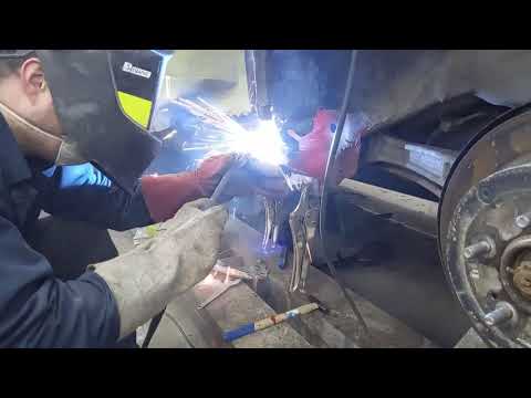 Видео: Mitsubishi Outlander, латаем левый порог