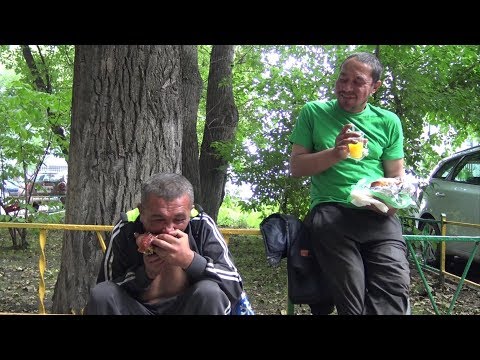 Видео: БРОДЯГИ ЕДЯТ КУРИЦУ ГРИЛЬ ЗА 500 РУБЛЕЙ. КТО ПОБЕДИТ?