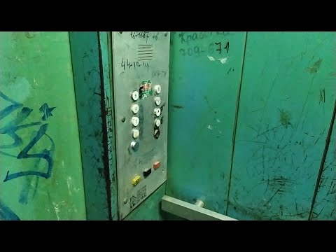Видео: (KONE OSAKEYHTIO) Обзор редкого иностранного лифта KONE 1980 года в обычном жилом доме + глюк дверей