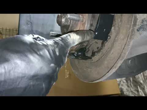 Видео: Заміна колодок ручного гальма Mitsubishi Outlander 1.