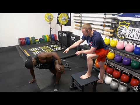 Видео: Разминка для приседаний от Squat University