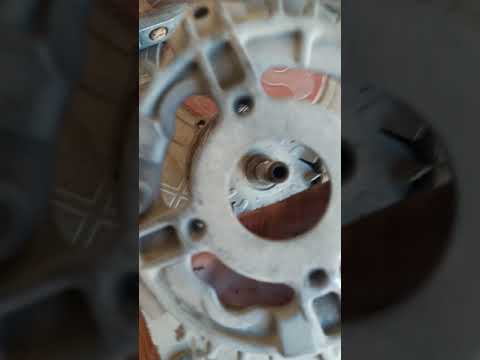 Видео: КАК СНЯТЬ ГЕНЕРАТОР НА ПРИОРЕ С КОНДИЦИОНЕРОМ. ЗАМЕНА ПОДШИПНИКА ГЕНЕРАТОРА.