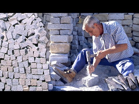 Видео: ГРАНИТ. Ручное удаление и резка для использования в качестве брусчатки и в строительстве