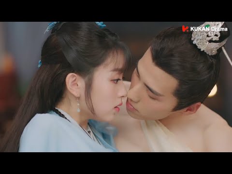 Видео: Герой пьяный и обнаженный держал девушку на коленях, заставляя ее краснеть от смущения.