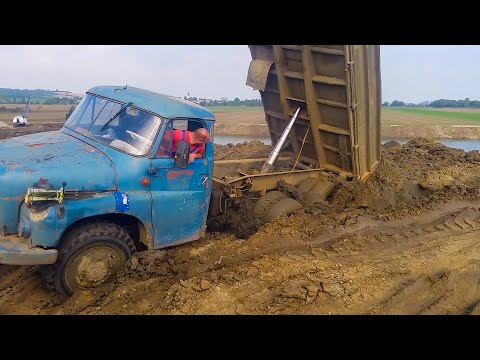 Видео: Тяжелый грузовик застрял в грязи! Самосвалы и лесовозы работают в условиях грязи и бездорожья!