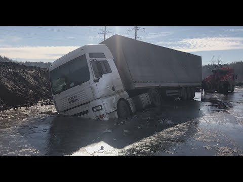 Видео: Спасение утопающей фуры. /Грузовой эвакуатор.