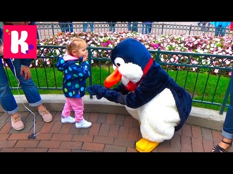 Видео: Катя и Макс катаются на каруселях