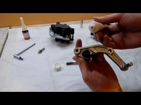 Видео: Замена направляющих в суппортах Honda CB 400 SF довтек