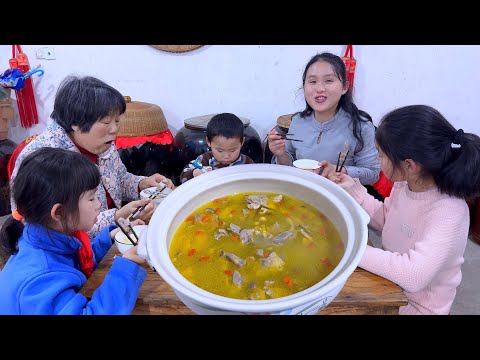 Видео: 3-летняя курица + свиной желудок, томленые в течение 2 часов до золотистого цвета супа