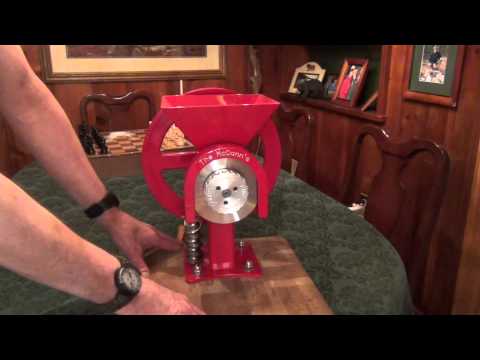 Видео: Обзор зерновой мельницы GrainMaker №99