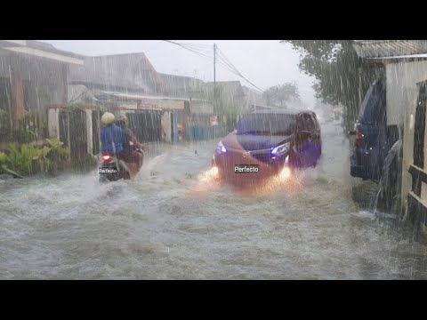 Видео: ЭТО САМАЯ СТРАШНАЯ МОЛНИЯ, КАЖДАЯ ВТОРАЯ МОЛНИЯ ПРОДОЛЖАЕТ УДАРЯТЬ