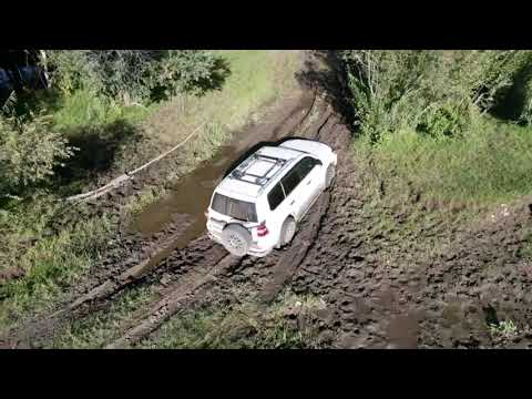Видео: Land cruiser 205 на шоссейных шинах в грязь