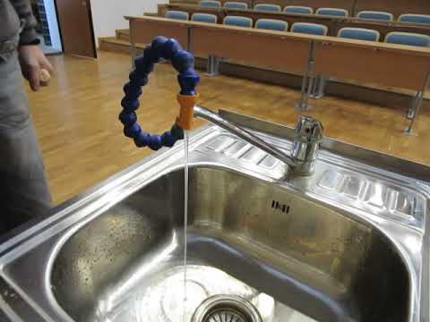 Видео: Демонстрация: Струя воды и заряженная палочка