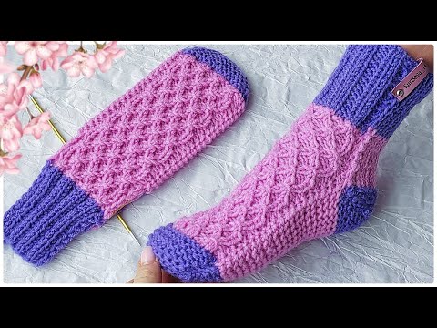 Видео: ТЁПЛЫЕ ДОМАШНИЕ НОСОЧКИ НА ДВУХ СПИЦАХ. НОСКИ С ПЯТКОЙ БУМЕРАНГ.
