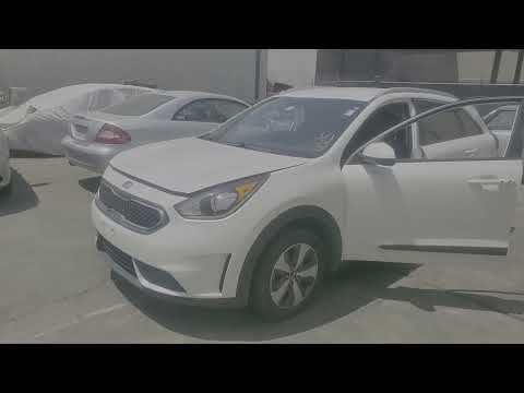 Видео: Kia Niro Проблема  с питанием. Не заводится. Замена 12 вольтовой батареи .Kia Niro replace battery.