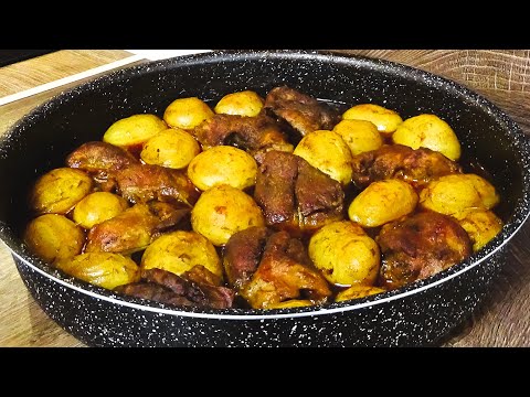 Видео: Свиная вырезка с пивом и печеным картофелем. Мясо становится сочным и нежным.