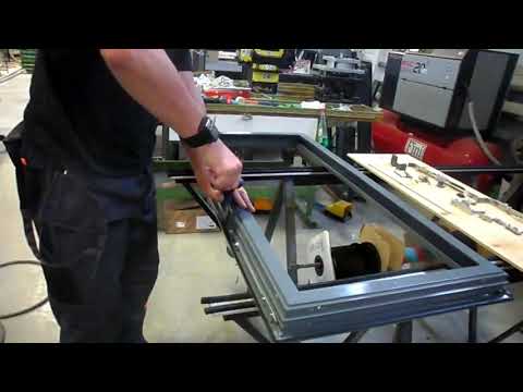 Видео: Установка поворотно откидной фурнитуры SAVIO Ribanta 5 на алюминиевое окно