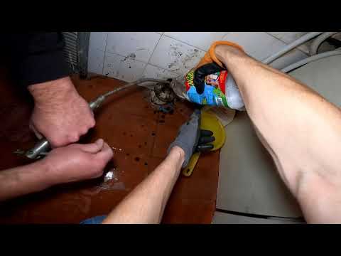 Видео: Как устранить засор | Чистка канализации тросом | Будни сантехника 💧