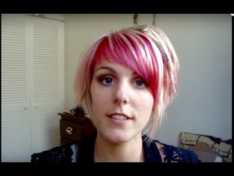 Видео: Как подстричь боковую челку дома