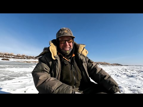 Видео: От лунок оторваться не возможно! Щуки клюют и клюют!