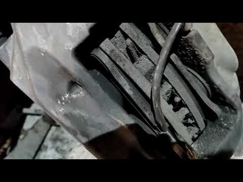 Видео: Замена передних тормозных колодок фольксваген таурег