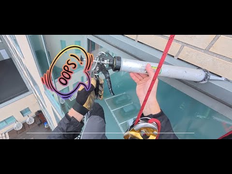 Видео: Герметизация козырьков окон на высоте | Промышленный альпинизм в Москве