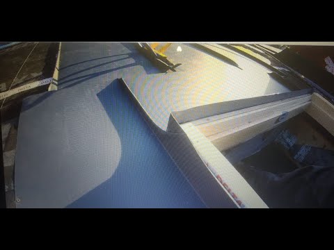 Видео: Оклад окна Velux на фалицевой кровле , последовательно. Вологда номер 9