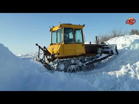 Видео: Трактор дт-75. Разгребает снег.
