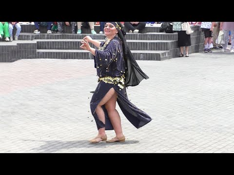 Видео: Таджик играет и поёт.  Этнопалитра Новокузнецка. Арт Сквер