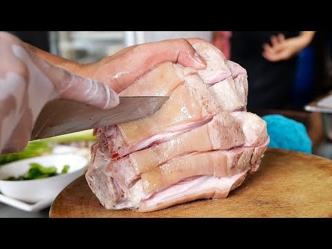 Видео: Тайская уличная еда - жареная свинья нога гриль свиной суп Бангкок Таиланд