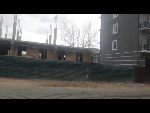 Видео: позади бассейна " дельфин " напротив 3 й больницы дворы до корта
