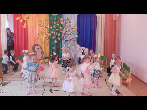 Видео: Танец с листочками. Младшая группа.