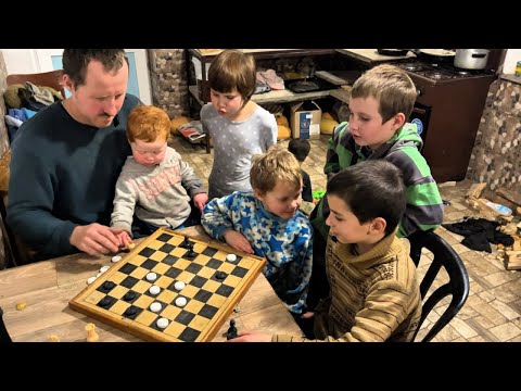 Видео: Устроили семейный турнир по шашкам! Неожиданный финал игры!