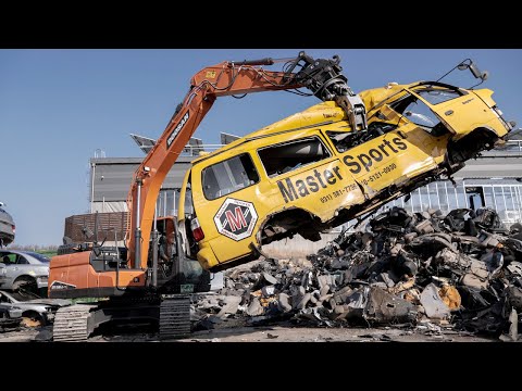 Видео: Экстремальный процесс превращения автомобиля в металлолом. Автомобильная свалка в Корее