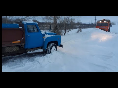 Видео: Лиса в снежном плену! Газ 53 дизель, Застрял на дороге!