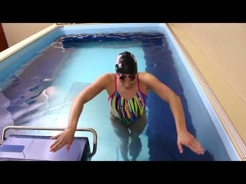 Видео: Техника плавания брассом «Плыви быстрее» с Хлоей Саттон