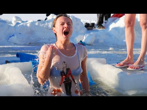 Видео: Крещенские купания.Девушки ныряют в ледяную прорубь