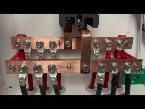 Видео: Мастер -класс подключение аккумуляторных батарей в стойке.  Настройка DEYE