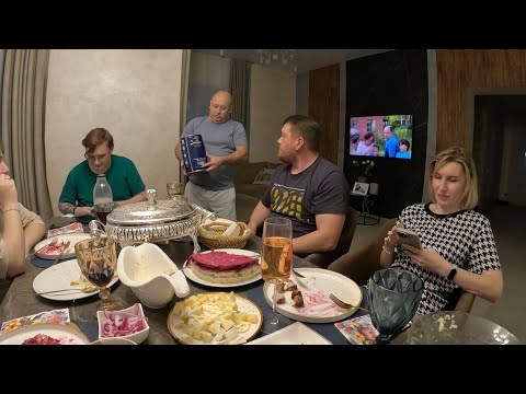 Видео: ВСТРЕЧАЕМ ГОСТЕЙ/ГОТОВИМ/НАКРЫВАЕМ СТОЛ