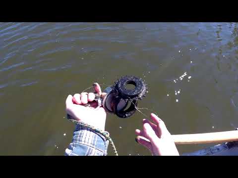 Видео: Поисковый магнит с лодки на озере. Поиск клада.Шокирующая находка пришлось выкинуть обратно в воду.